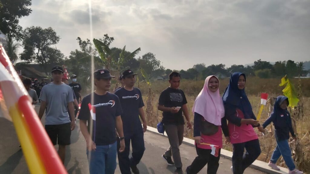 Bendahara PC LDII Kalasan dan Ketua PAC LDII Tamanmartani mengikuti jalan sehat di Padukuhan Randugunting