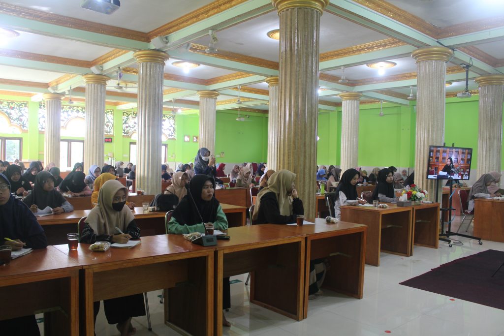 Peserta yang mengikuti Pengajian Keputrian di Masjid Al - Fattah Kadirojo 2 sedang memperhatikan materi yang disampaikan