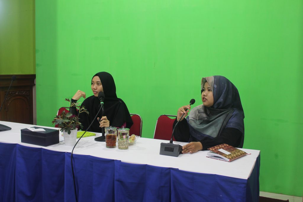 Ustazah Nadia Fauzia, S. KG sebagai narasumber acara Pengajian Keputrian memberikan materi mengenai bersuci 