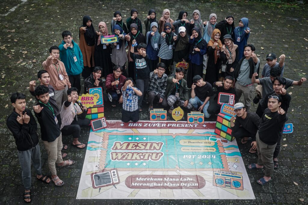 Para Peserta berfoto setelah acara out bond dalam rangkaian kegiatan PAT 2024 yang dilaksanakan PAC LDII Maguwoharjo dan KBM Darul Hikmah