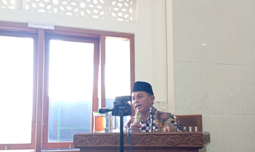Kepala Dukuh Pokoh, Sumartana, memberikan pemaparan materi sosialisasi prosedur dan kesiapan pernikahan