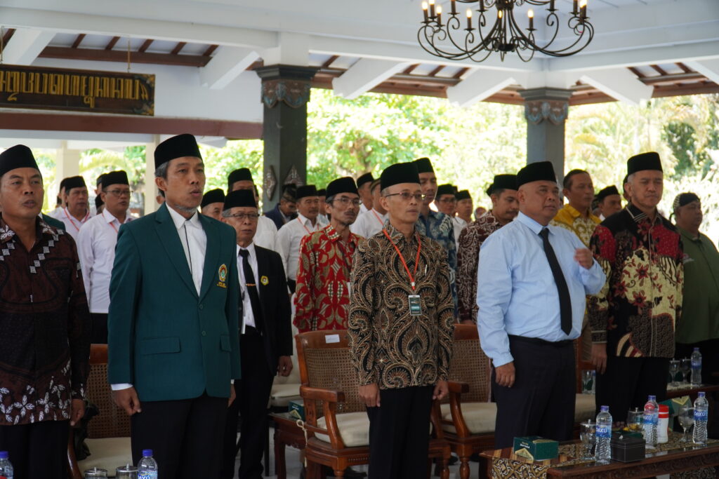 Tamu undangan Bersama para Peserta Musda VIII LDII Kabupaten Sleman menyanyikan Lagu Indonesia Raya